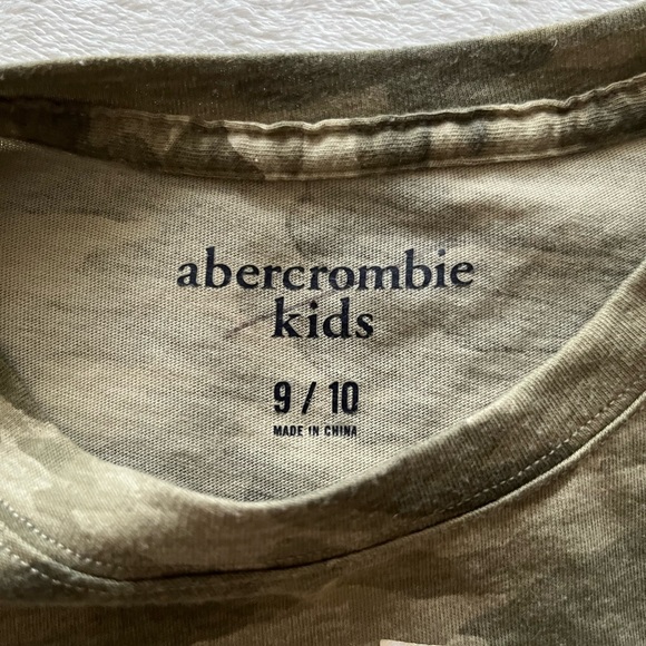 Abercrombie kids camouflage long sleeve shirt.Boston terrier with flip sequins. - Picture 7 of 9